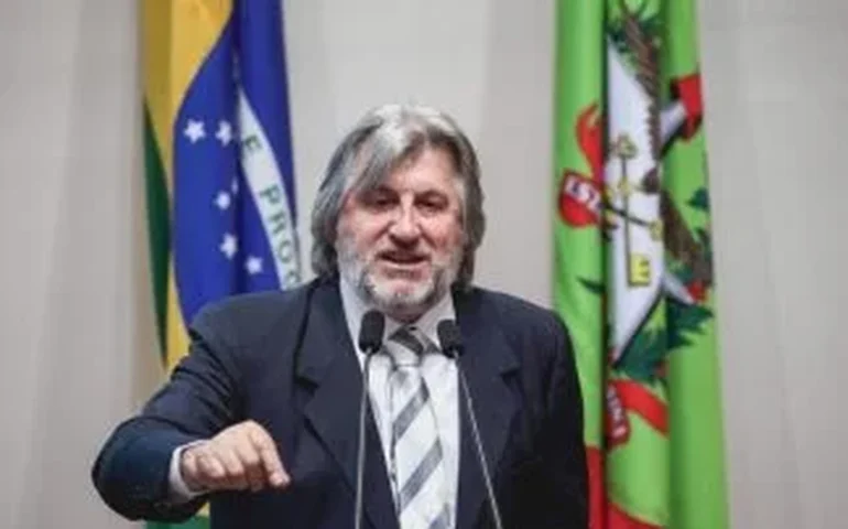 Prefeito de Camboriú chama de 'loucura' candidatura de Carlos Bolsonaro ao Senado em SC