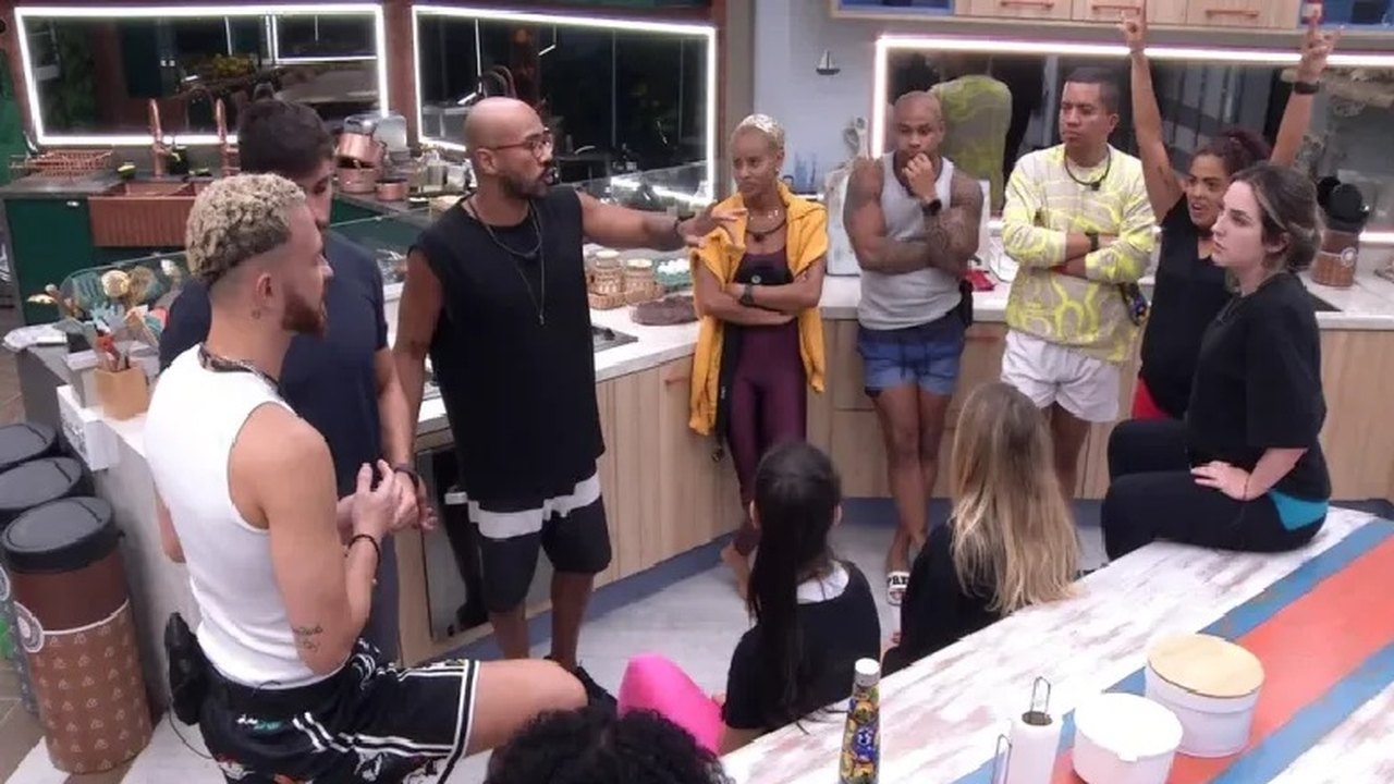 Madrugada no ‘BBB’ tem decepções com o líder e desentendimento por comida