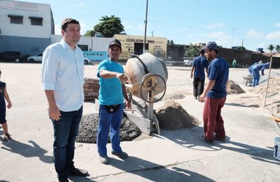 Vice-prefeito vistoria obras de nova praça no Eustáquio Gomes
