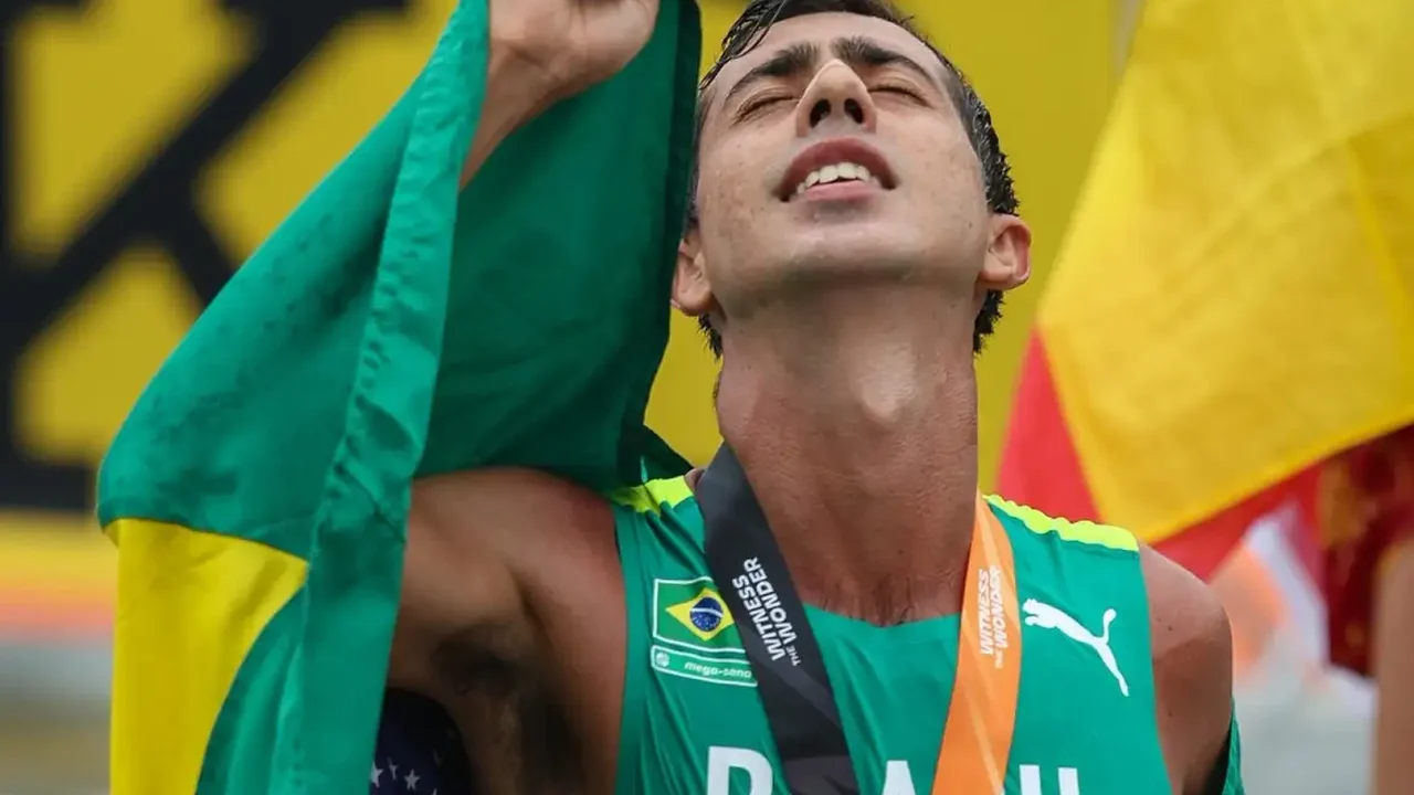 Caio Bonfim conquista prata inédita na marcha atlética em Paris