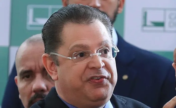 Enquanto faz discurso de economia do dinheiro público, líder do PL votou para deputados acumularem salário e aposentadoria Enquanto faz discurso de economia do dinheiro público, líder do PL votou para deputados acumularem salário e aposentadoria