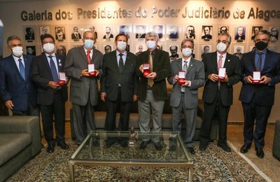 Desembargadores do TJAL recebem medalha comemorativa dos 200 anos do TJPE