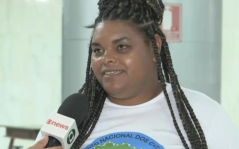 Catadora que passou faixa para Lula é atacada nas redes por ter viajado à Europa