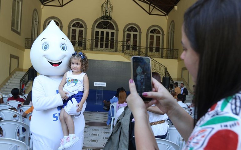 Vacina contra a poliomielite agora é injetável, em 3 doses e reforço