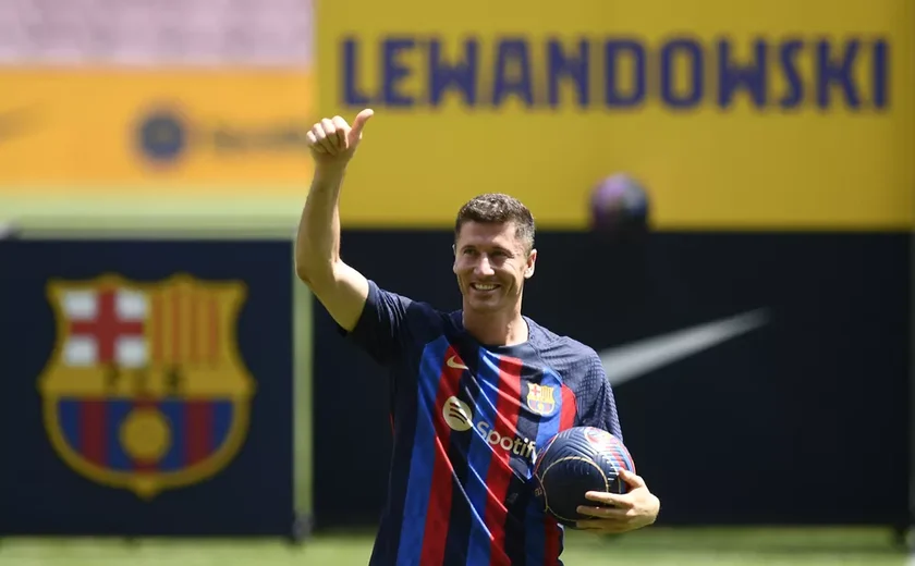 Lewandowski é apresentado no Barcelona com festa no Camp Nou