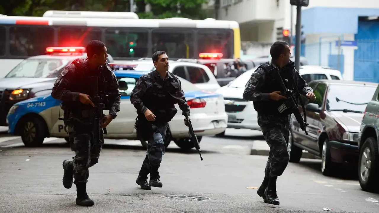 Treze policiais feridos na megaoperação nos complexos do Alemão e da Penha seguem internados; dois PMs estão estado grave