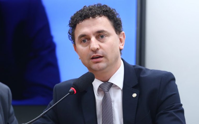 Comissão aprova projeto que acaba com exigência de guia para transporte de peixes ornamentais