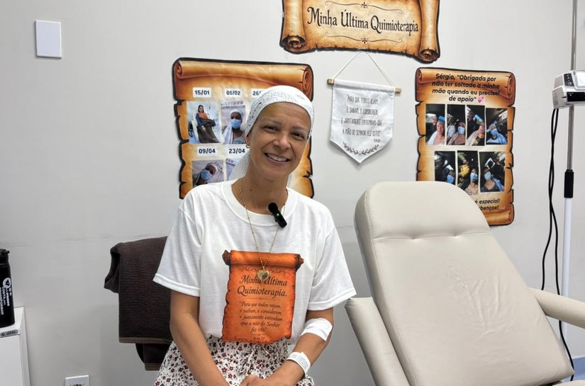 Professora celebra vitória no tratamento contra o câncer de mama após quimioterapia no Hospital Metropolitano