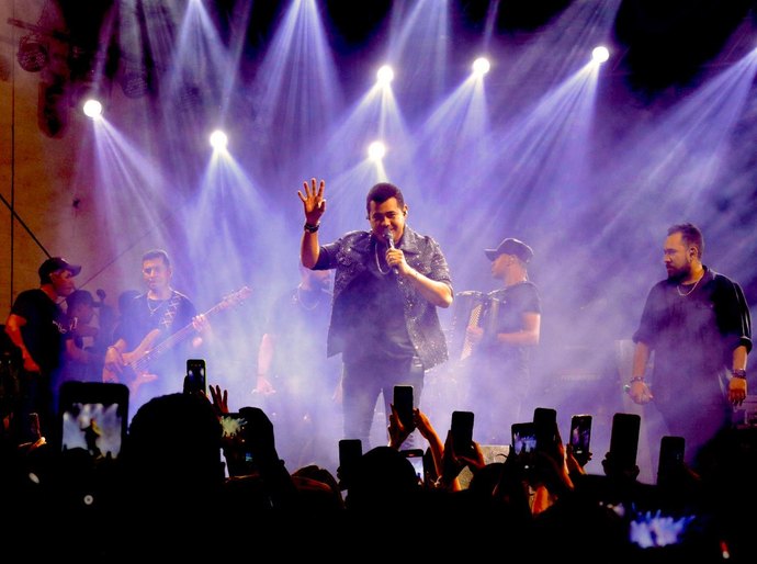Prefeitura de Palmeira promove Dia das Mães com distribuição de presentes e show com Batista Lima