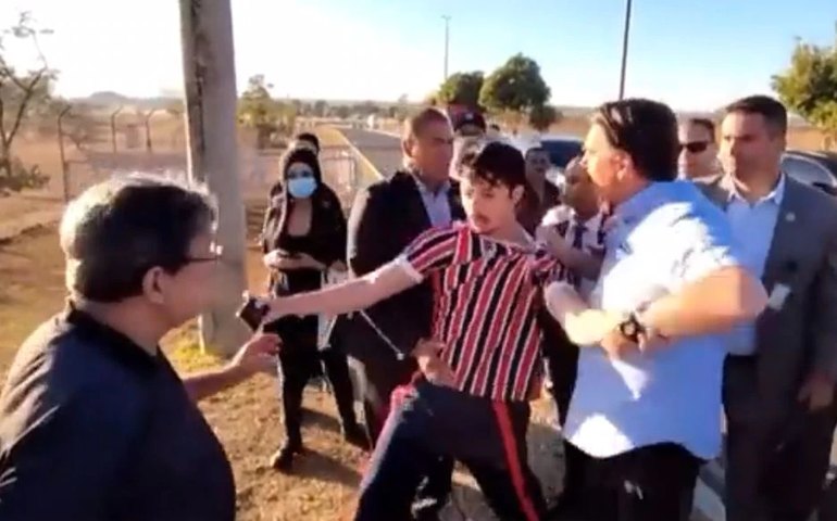 Bolsonaro entra em confusão com youtuber que o xingou de ‘tchutchuca do Centrão’