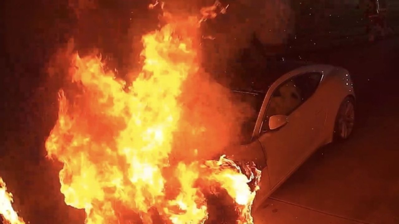 Streamer tem carro avaliado em R$ 600 mil incendiado por fã; veja vídeo
