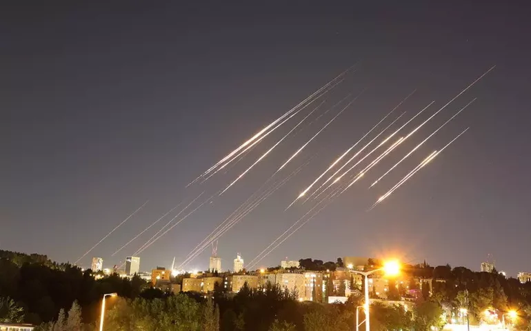 Em nova onda de ataques, Israel bombardeia Irã e Iêmen