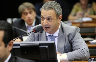 Câmara Federal discute proposta que proíbe fogos de artifício com estouro