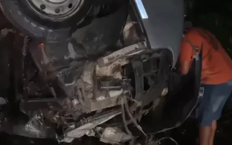 Colisão entre veículos deixa feridos na BR-316 durante a noite