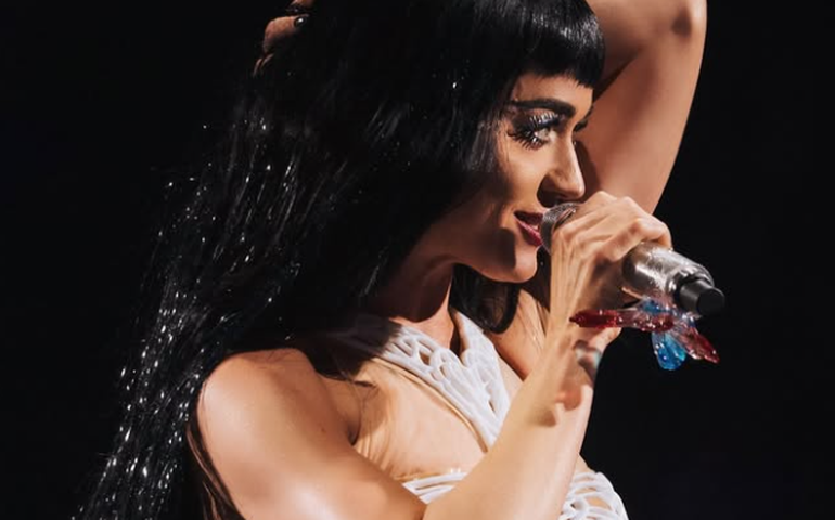 Katy Perry é flagrada aos beijos com Justin Trudeau