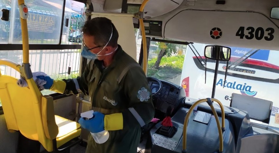 LIMPEZA NOS ÔNIBUS