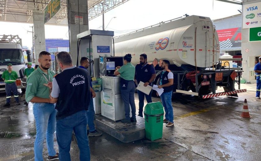 Procon Maceió fiscaliza e notifica postos de combustíveis da capital