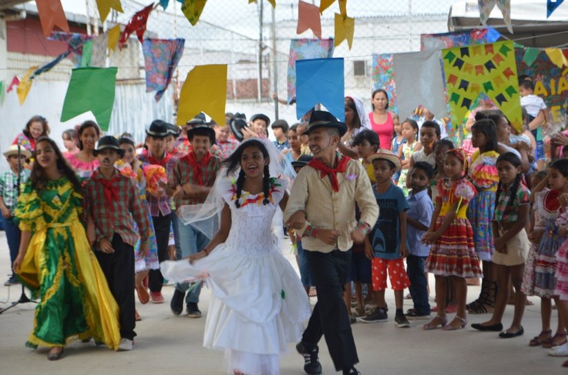 Escola Donizetti Calheiros comemora festas juninas