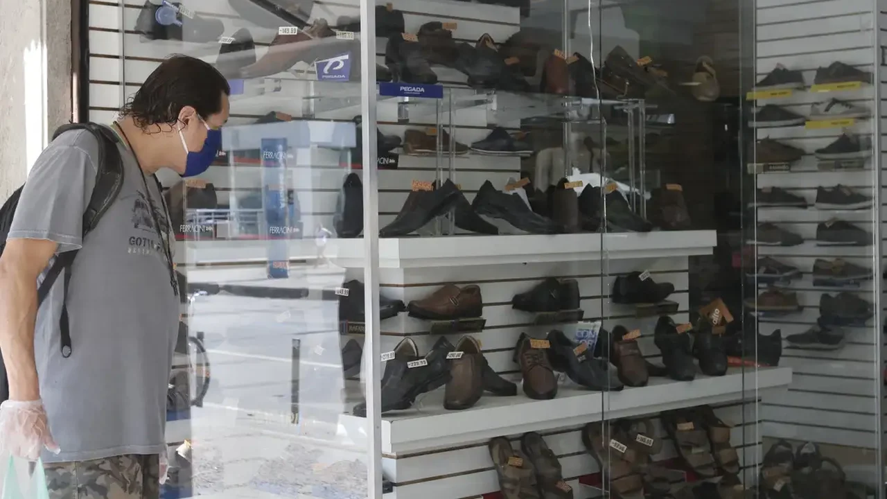 Dono de loja vai doar 45 mil pares de sapato após prejuízo com enchente em SC; vídeo