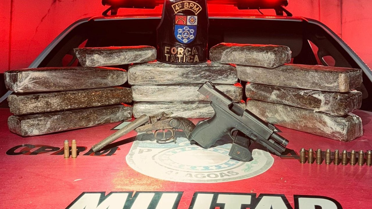 PM apreende duas armas de fogo e quase 11 kg de drogas em Maceió