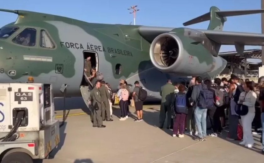 Terceira aeronave da FAB decola de Tel-Aviv com 69 brasileiros repatriados