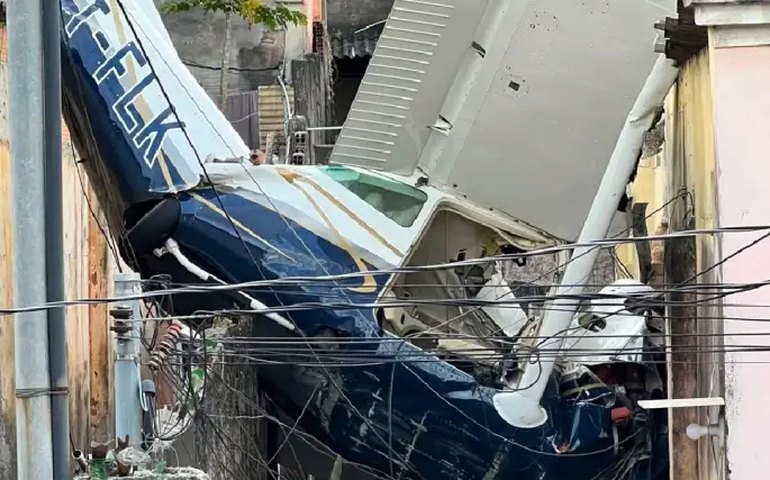 Pai morre e filha fica gravemente ferida após avião cair sobre casas em BH