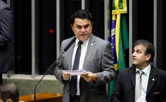 Deputado paga R$ 203 mil da cota parlamentar aos sobrinhos para alugar SUV de luxo