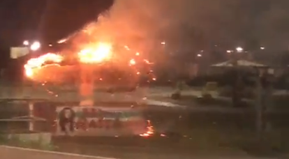 Quiosque pega fogo na Orla do Porto Dantas em Aracaju
