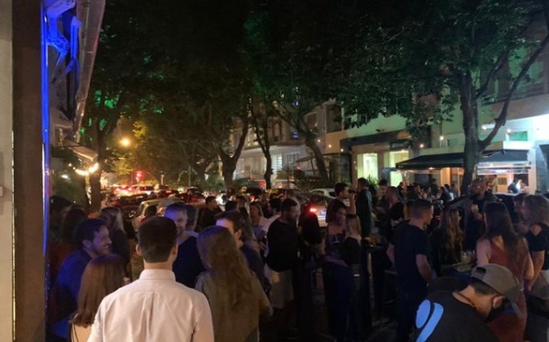 Na primeira noite de reabertura, bares e restaurantes do Rio ficam lotados