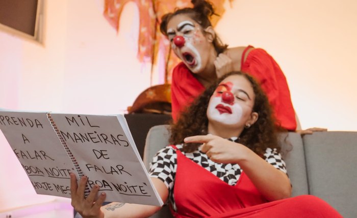 Estudantes Lais Leal e Maura Cristina em esquete de palhaçaria Estudantes Lais Leal e Maura Cristina em esquete de palhaçaria