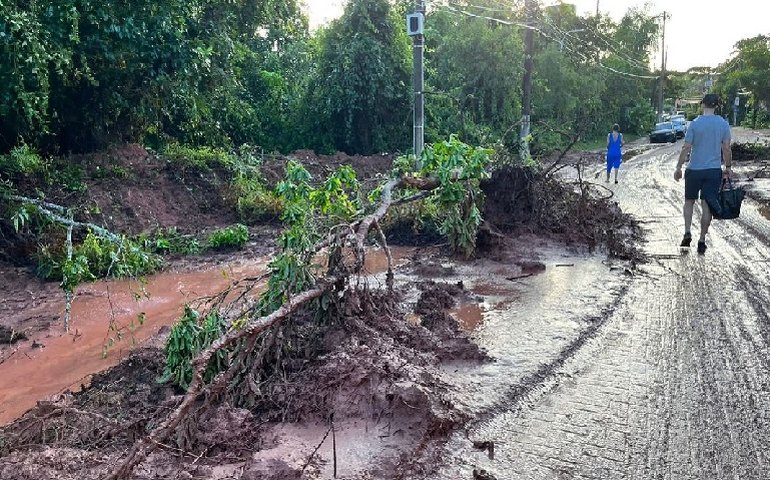 Praia da Baleia tem ruas tomadas por lama e temor de desabastecimento