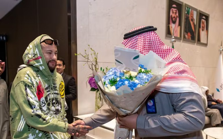 Recebido com flores pelo Al-Hilal, Neymar retorna à Arábia Saudita após quatro meses de lesão