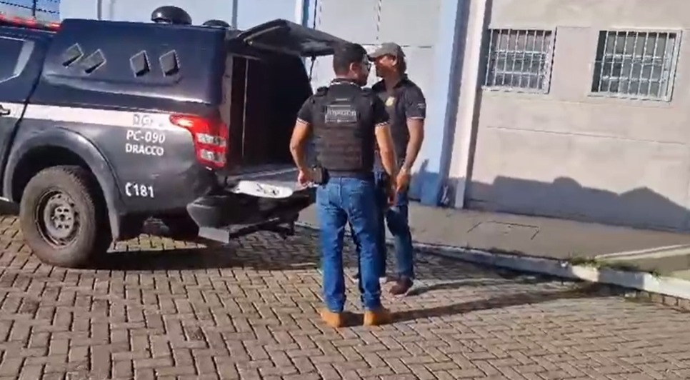 A operação é coordenada pelos delegados Bruno Tavares, do Núcleo de Planejamento Operacional (NPO), e Thales Araújo, da Diretoria de Inteligência Policial (Dinpol). / Foto: Assessoria Pcal 