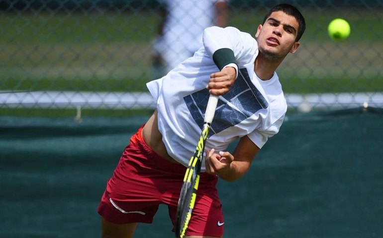 Alcaraz sofre, mas vence na estreia de Wimbledon; Hurkacz é eliminado