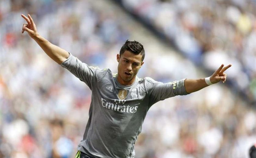 Reverenciado por gol antológico, Cristiano Ronaldo festeja novo recorde histórico