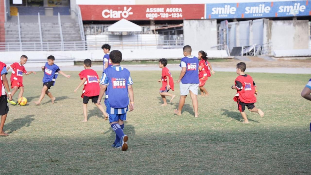 Mês da Criança: Atividade reuniu grupo de crianças e familiares para uma série de atividades no Estádio Rei Pelé