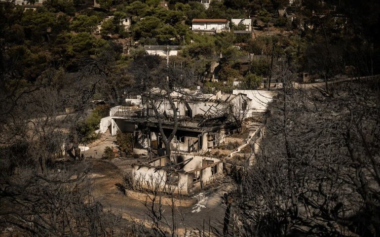 Na Grécia, incêndio florestal é controlado em área próxima a Atenas, dizem bombeiros