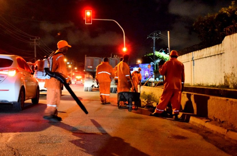 Avenida Gustavo Paiva, na Mangabeira, recebe recuperação viária da Seminfra