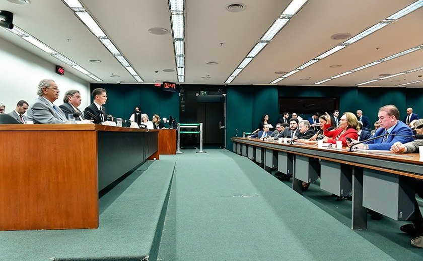 Comissão analisa mudar LDO de 2024 para beneficiar cidades gaúchas