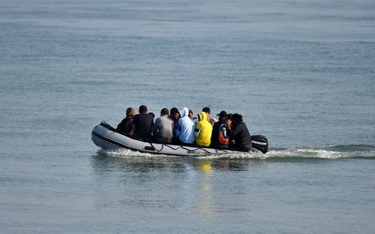 Mais de 700 migrantes chegam ao Reino Unido após onda de protestos violentos da extrema direita