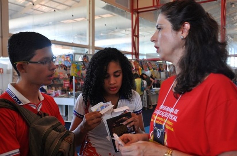 Sefaz recebe mais de mil estudantes em estande na Bienal