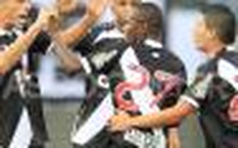 Vasco derrota Ponte Preta por 2 a 1 e garante vaga nas oitavas