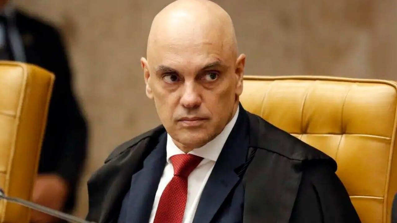 Moraes solicita a Zanin definição de data para julgamento de Bolsonaro por suposta trama golpista