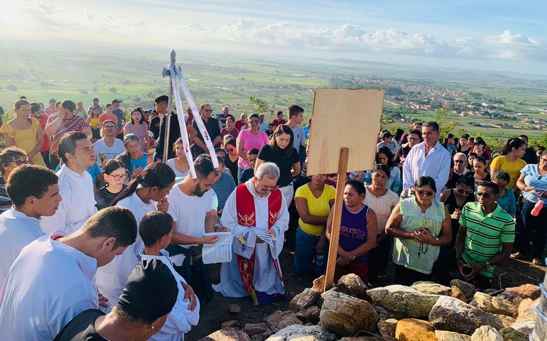 Via Sacra reúne centenas de fiéis em subida ao morro santo em Lagoa da Canoa