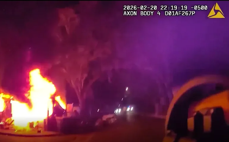 'Saiam daqui!': Polícia resgata moradores de incêndio 'enorme' em casa