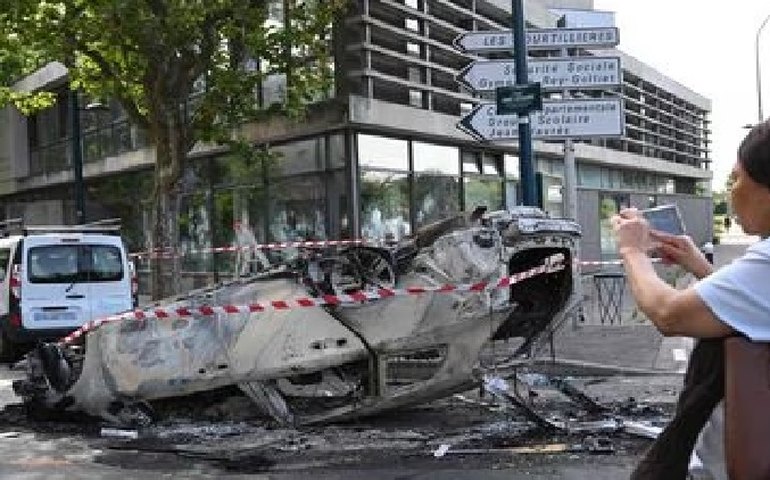 França vive terceira noite de protestos com 667 presos e fogo em prefeituras