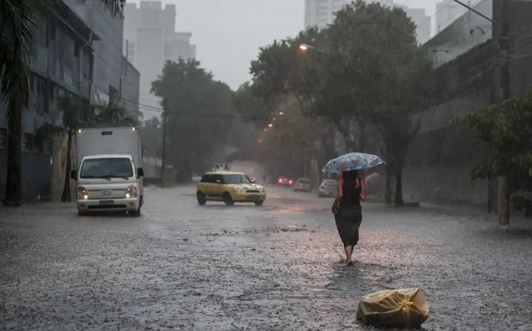 Frente fria chega ao Brasil e provoca chuva