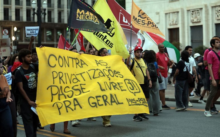 Estudantes protestam contra aumento da tarifa de ônibus em São Paulo