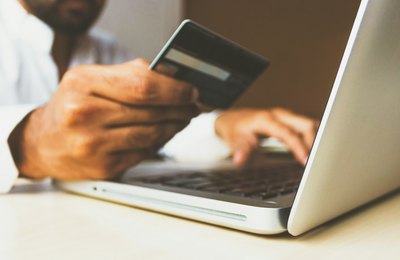 54% compram à noite e 67% já desistiram por falhas online, diz pesquisa