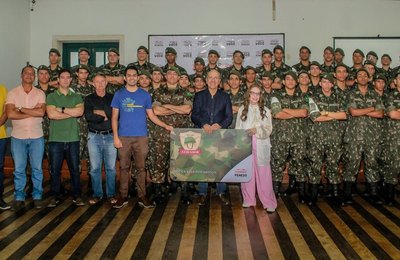 Prefeito Ronaldo Lopes entrega cartão Bolsa Atirador para jovens do Tiro de Guerra de Penedo